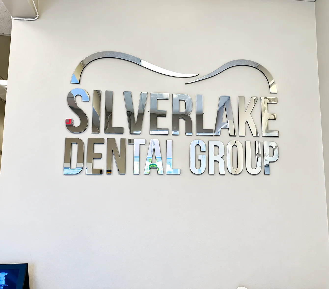 Logotipo de Silverlake Dental Group en la pared del consultorio